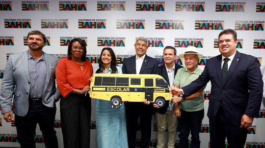 Estado entrega veículos para a saúde e ônibus escolar para o município de Iramaia