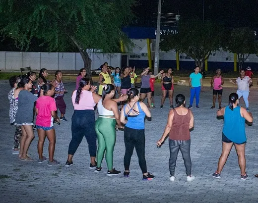 Com participação de centenas de pessoas, prefeitura mobiliza praças com projeto dedicado ao bem-estar e à saúde