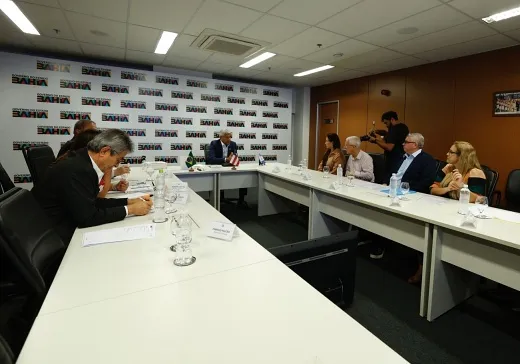 Município recebe novos equipamentos e governador discute avanços 