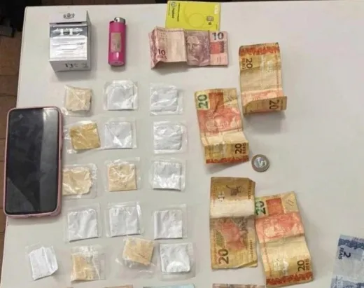 Denúncia anônima leva à prisão de mulher e apreensão de drogas