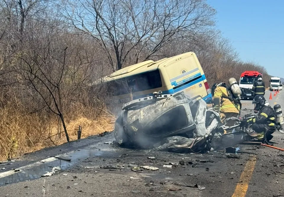 Colisão entre carro e ônibus deixa uma pessoa morta na BR-430