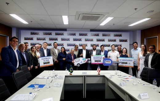 Governador se reúne com prefeito de Jacaraci e entrega equipamentos de saúde para o município