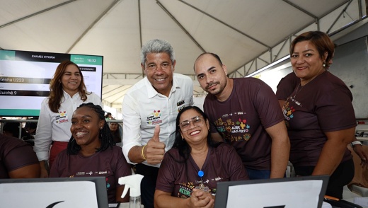 Em Vitória da Conquista, Jerônimo Rodrigues acompanha atendimentos no segundo dia da Feira Saúde Mais Perto