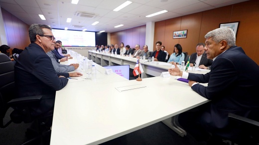 Estado entrega veículos para a saúde e ônibus escolar para o município de Iramaia