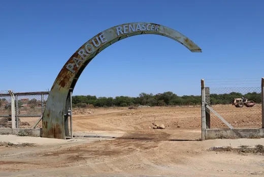 Terreno do futuro Parque Esportivo Renascer recebe serviços de terraplanagem
