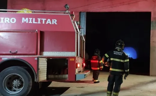 Bombeiros do 17º BBM combatem incêndio em galpão de pneus 