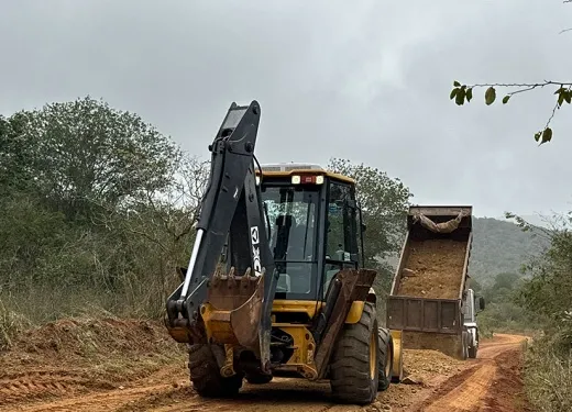 Prefeitura realiza recuperação de estradas vicinais na região da Barraquinha