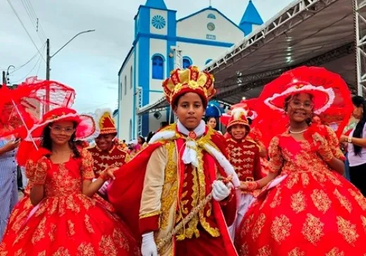 Município celebra Festa do Divino Espírito Santo com cortejo inédito e coroação