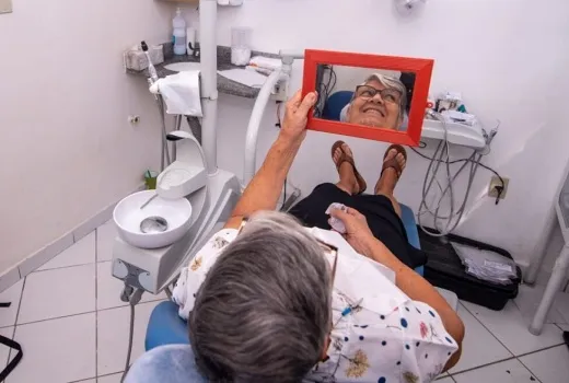 Centro de Especialidades Odontológicas realiza entrega de próteses dentárias a pacientes