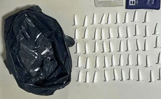 Apreensão de drogas e condução de suspeito 