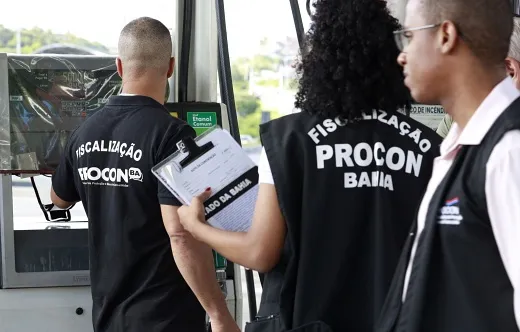 Procon notifica 111 postos de combustíveis e distribuidoras durante operações de fiscalização na Bahia