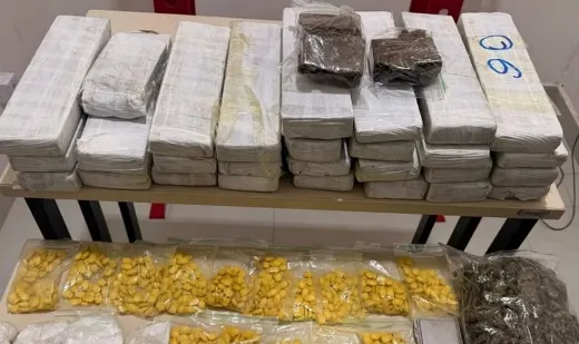 Suspeita é presa após dispensar sacola com drogas ao perceber polícia