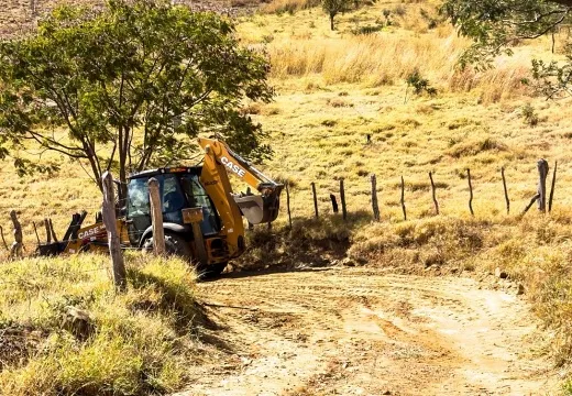 Prefeitura realiza manutenção em estradas rurais