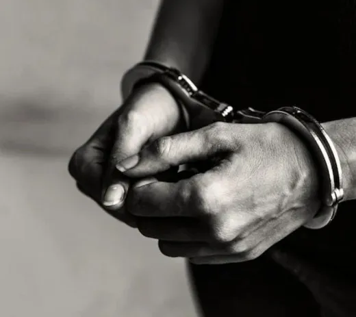 Mulher é condenada a 30 anos de prisão por crimes contra criança e adolescente