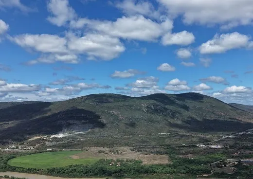 Prefeitura realiza obras de pavimentação nos bairros Curral Novo e Jequiezinho
