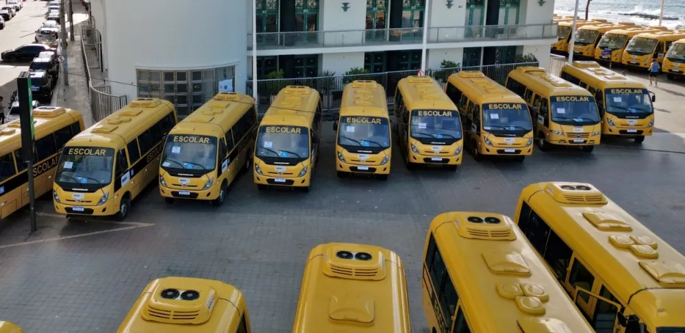 Governador entrega 101 ônibus escolares rurais para ampliar transporte de estudantes