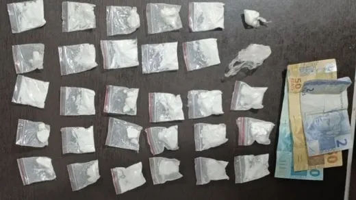Polícia apreende drogas e conduz suspeito à delegacia
