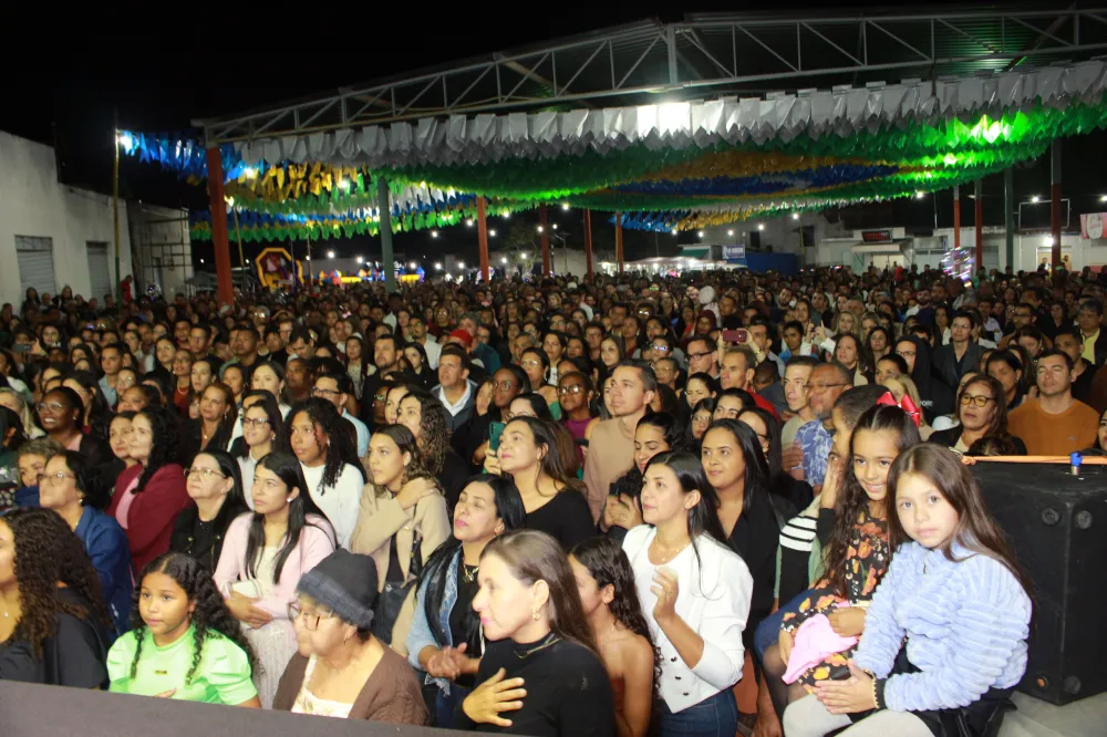 São Pedro Apóstolo: Apresentação da cantora e missionária Eliana Ribeiro marcou o fim das celebrações religiosas