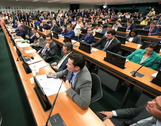 CJ da Câmara retoma análise do fim da escala 6x1 nesta quarta