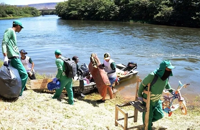 Mutirão retira mais de quatro toneladas de resíduos do Rio Grande