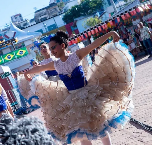 Concurso de Quadrilhas Juninas reúne grupos de diversas cidades na abertura da Vila Junina