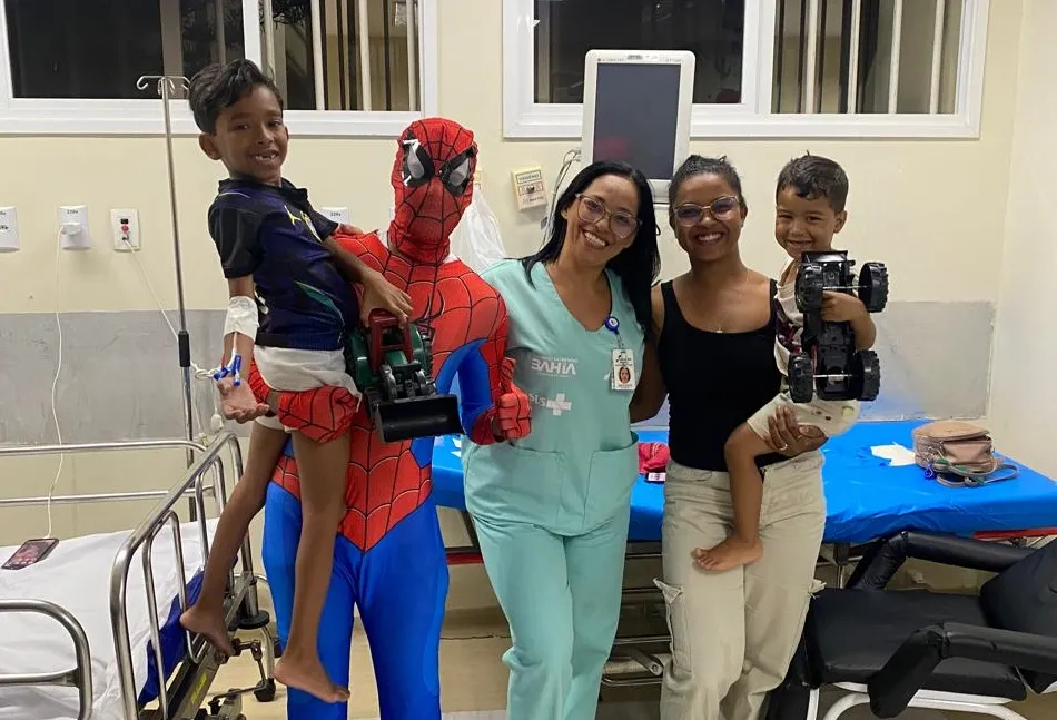 Hospital Regional da Chapada promove ação especial de Dia das Crianças com visita de super-herói