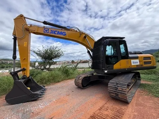 Município recebe escavadeira hidráulica da Codevasf para reforçar infraestrutura urbana e rural