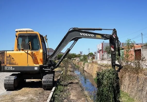 Prefeitura inicia limpeza de canais e bueiros antes do período chuvoso