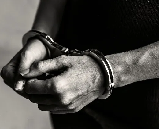 Homem atira em ex-companheira e cai de altura ao tentar fugir