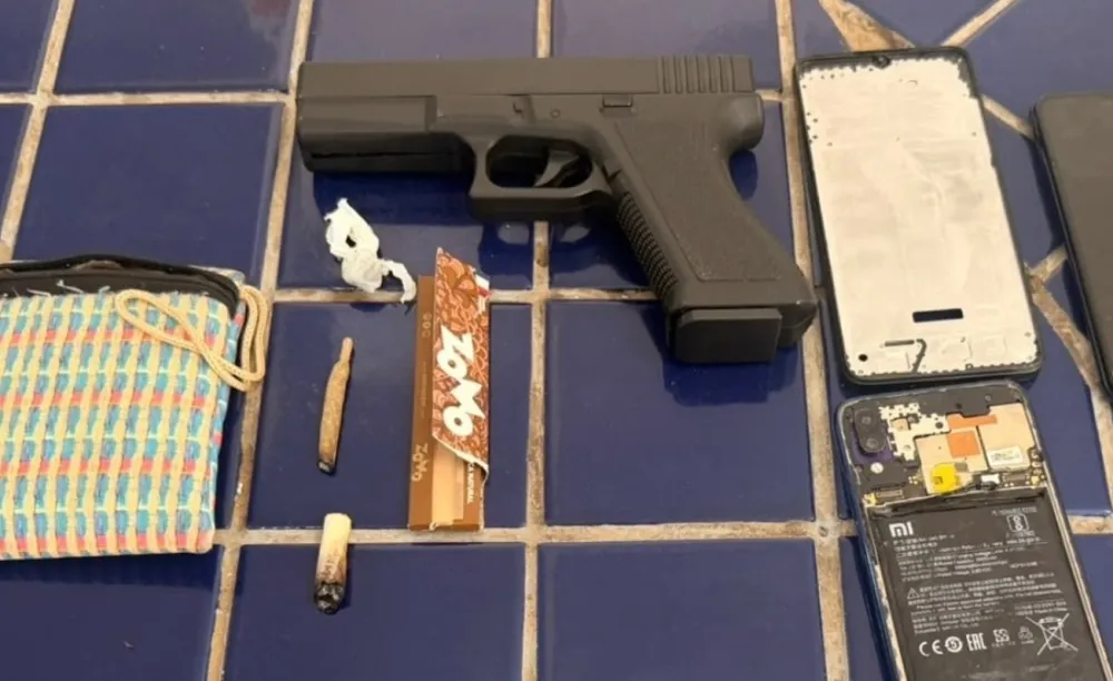 PM apreende simulacro de arma de fogo e drogas