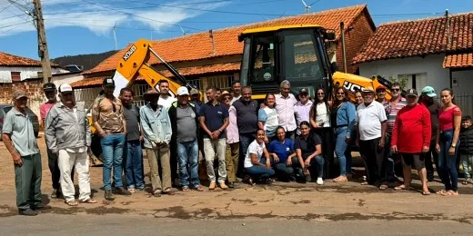 Prefeitura entrega retroescavadeira para atender Guirapá e comunidades vizinhas