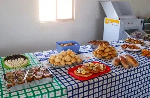 Curso sobre derivados da mandioca reúne produtores rurais em comunidade
