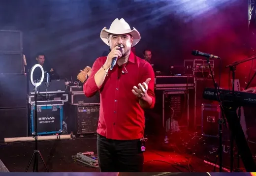 Festa de São Pedro reúne público e marca anúncio de obra viária
