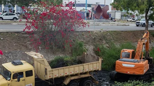 Prefeitura realiza manutenção em trecho urbano do Rio Jequiezinho 