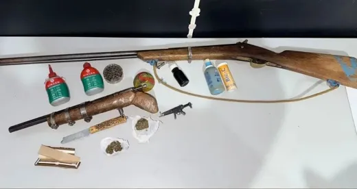 Suspeitos fogem e abandonam armas e entorpecentes durante operação policial