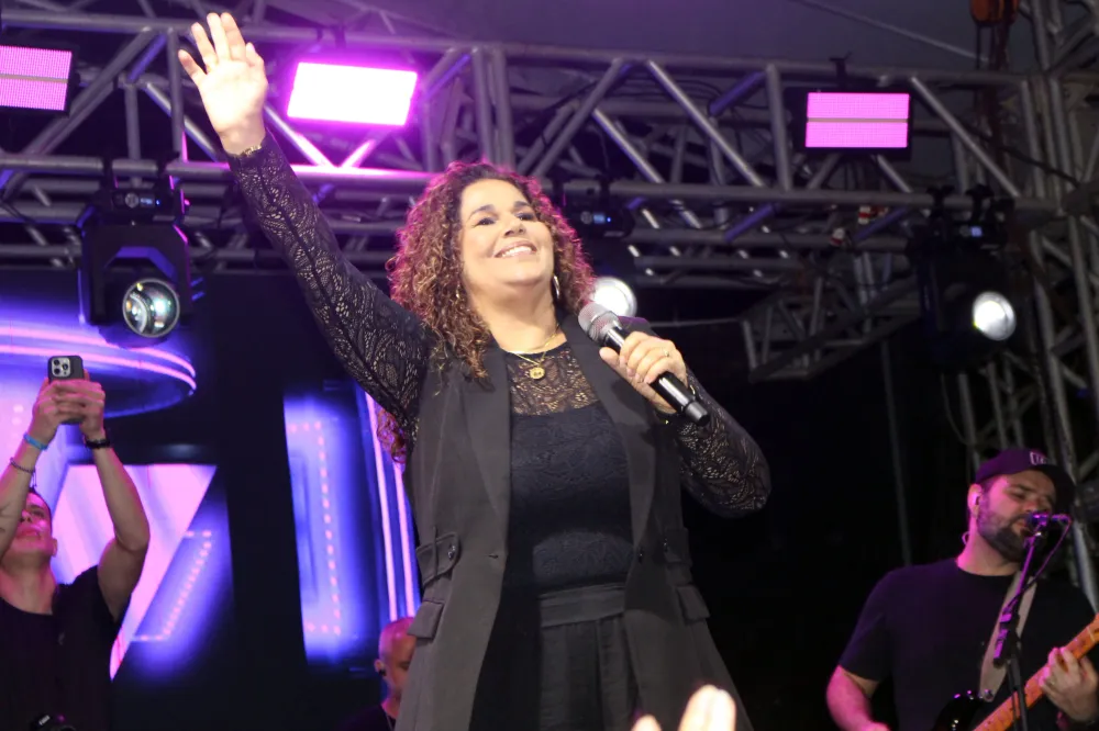 São Pedro Apóstolo: Apresentação da cantora e missionária Eliana Ribeiro marcou o fim das celebrações religiosas