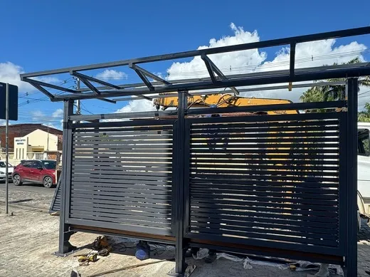 Prefeitura inicia instalação de novos abrigos para usuários do transporte coletivo