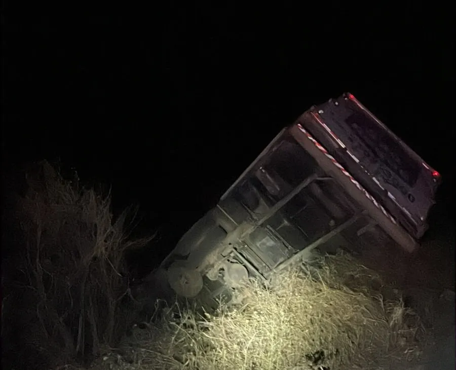 Caminhão sai da pista e atinge poste na BA-148