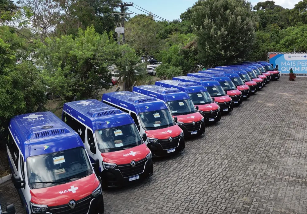 Bahia entrega 37 vans para transporte de pacientes e amplia serviços móveis de saúde