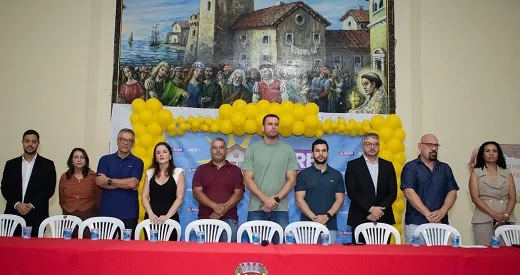 Prefeitura entrega títulos de regularização fundiária a moradores