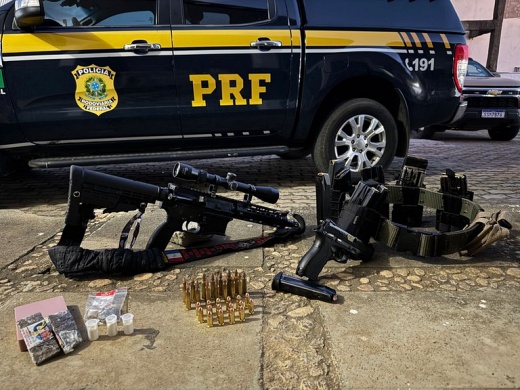 Vitoria da Conquista: PRF apreende fuzil e pistola durante fiscalização na BR-116