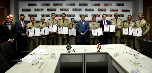 Governador assina 130 promoções e PMBA faz história com primeira mulher coronel da corporação