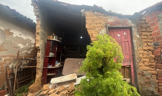 Fortes chuvas deixam residência sob risco de desabamento em Guanambi