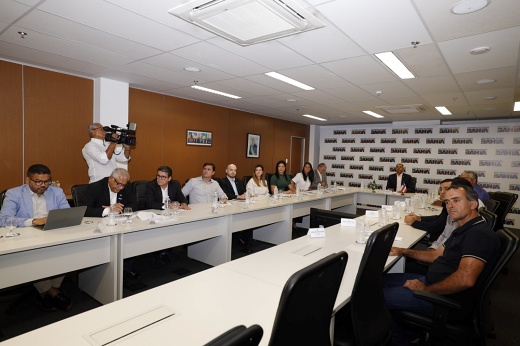 Maetinga recebe ambulância e equipamentos para a saúde durante reunião entre o governador e gestores municipais
