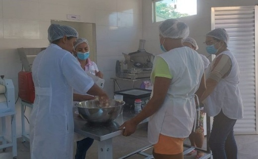 Produção de derivados da mandioca em Palmas de Monte Alto é incrementada com requalificação de agroindústria