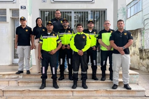 SMTT entrega novos uniformes a agentes de trânsito em Brumado