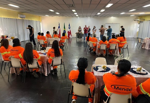 Mulheres da limpeza urbana são homenageadas em evento especial em Guanambi