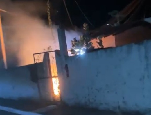 Policiais apagam incêndio provocado por fogos de artificio durante a Operação Rio do Pires Segura