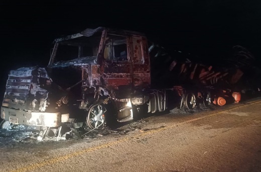 Livramento: carreta carregada com botijões de gás incendeia na BA-152