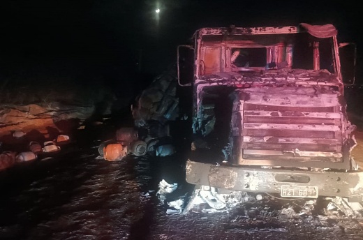 Livramento: carreta carregada com botijões de gás incendeia na BA-152